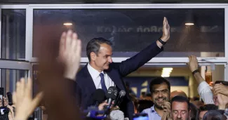 Les conservateurs en tête des législatives en Grèce, sans majorité absolue Le Premier ministre grec sortant et leader du parti conservateur Nouvelle Démocratie, Kyriakos Mitsotakis, devant le siège du parti, à Athènes, en Grèce, le 21 mai 2023 à l'issue des élections législatives. PHOTO LOUIZA VRADI/REUTERS