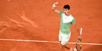 Roland-Garros 2023 : Carlos Alcaraz ne fait qu'une bouchée de Stefanos Tsitsipas en quarts de finale Carlos Alcaraz a décroché son billet pour les demi-finales après sa victoire contre Stefanos Tsitsipas © AFP