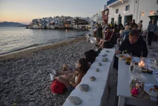 Mykonos, île de la jet-set et des excès, dans le viseur des autorités grecques Mykonos, île de la jet-set et des excès, dans le viseur des autorités grecques.