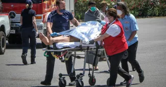 Des dizaines de morts dans un naufrage en Grèce, une “tragédie inimaginable” Un passager d'une embarcation ayant chaviré en Méditerrannée, le 14 juin 2023, est pris en charge à Kalamata (Grèce). photo EUROKINISSI/REUTERS