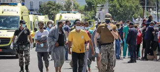 Grèce : 78 migrants meurent noyés dans l'un des pires naufrages Des survivants arrivent au port de Kalamata, une ville du sud du Péloponnèse, après qu'un bateau transportant une dizaine de migrants a coulé dans les eaux internationales de la mer Ionienne ce mercredi. © STRINGER / Eurokinissi / AFP