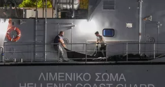 “L’Europe forteresse tue” : la Grèce sous le choc après un naufrage meurtrier Des hommes transportant des sacs mortuaires à Kalamata, le 14 juin, après le naufrage d'un bateau de migrants en Grèce. Photo STELIOS MISINAS/REUTERS