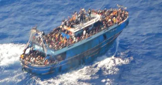 Naufrage au large de la Grèce : les autorités sous le feu des critiques Image prise par les garde-côtes grecs du bateau qui a fait naufrage au large du Péloponnèse, en Grèce. (Photo by HELLENIC COASTGUARD / AFP)