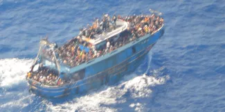 Naufrage d'un bateau de migrants en Grèce : la politique européenne pointée du doigt Naufrage d'un bateau de migrants en Grèce : la politique européenne pointée du doigt.
