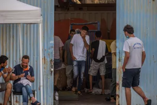 Après le naufrage au large de la Grèce, la détresse des familles des victimes.
