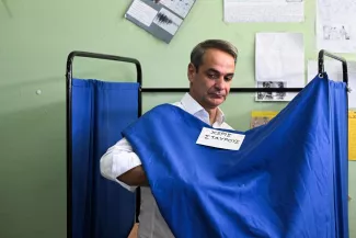 En Grèce, le parti conservateur de Kyriakos Mitsotakis sort renforcé des élections législatives En Grèce, le parti conservateur de Kyriakos Mitsotakis sort renforcé des élections législatives.