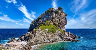L’île de Skopelos, quand Mamma mia fantasme la réalité L’île de Skopelos, quand Mamma mia fantasme la réalité.