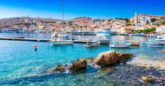 L’île de Chalki, discrète étape dans le Dodécanèse L’île de Chalki, discrète étape dans le Dodécanèse.