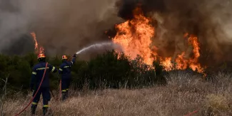 Grèce : un incendie de forêt se déclenche près d'Athènes, des stations balnéaires évacuées Un incendie s'est déclenché à 50km d'Athènes en Grèce. © NEPHELE NOMIKOU / SOOC / SOOC VIA AFP