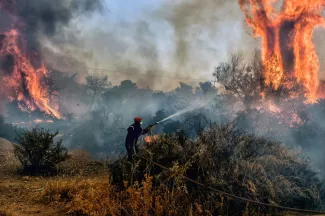 Grèce: Les pompiers face à une cinquantaine de nouveaux incendies en 24 heures Grèce: Les pompiers face à une cinquantaine de nouveaux incendies en 24 heures.