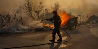 Grèce : les pompiers luttent toujours pour éteindre les incendies près d'Athènes Grèce : les pompiers luttent toujours pour éteindre les incendies près d'Athènes.