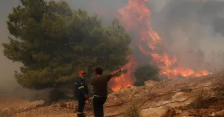Grèce : «énorme bataille» contre les incendies, l’Europe envoie 200 pompiers en renfort Grèce : «énorme bataille» contre les incendies, l’Europe envoie 200 pompiers en renfort.