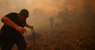 EN DIRECT : plus de 200 pompiers européens envoyés en renfort en Grèce EN DIRECT : plus de 200 pompiers européens envoyés en renfort en Grèce.