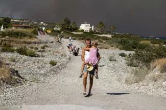 Incendies en Grèce : la gigantesque opération d’évacuation se poursuit sur l’île de Rhodes Incendies en Grèce : la gigantesque opération d’évacuation se poursuit sur l’île de Rhodes.
