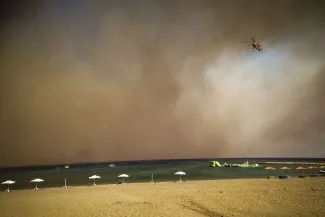 Incendies en Grèce : « La plus grande opération d’évacuation jamais effectuée » dans le pays a eu lieu sur l’île de Rhodes.