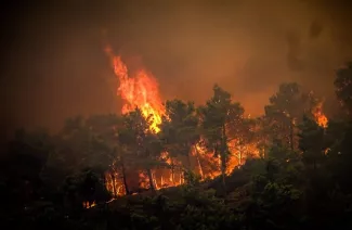 Réchauffement climatique: Le feu fait rage en Grèce tandis que les États-Unis étouffent Réchauffement climatique: Le feu fait rage en Grèce tandis que les États-Unis étouffent.