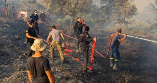 Grèce : à Rhodes, en proie aux flammes, des touristes effrayés et des habitants désemparés Grèce : à Rhodes, en proie aux flammes, des touristes effrayés et des habitants désemparés.