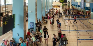 Grèce : des touristes français bloqués à l'aéroport de Rhodes après avoir fui les flammes Grèce : des touristes français bloqués à l'aéroport de Rhodes après avoir fui les flammes.