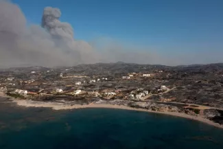En Grèce, la gestion des incendies sur l’île de Rhodes vivement critiquée En Grèce, la gestion des incendies sur l’île de Rhodes vivement critiquée.