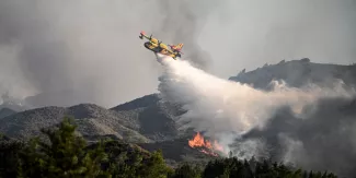 Incendies en Grèce : un avion bombardier d'eau s'écrase en luttant contre les flammes Un avion bombardier d'eau s'est écrasé en Grèce en luttant contre les incendies. © Spyros BAKALIS / AFP