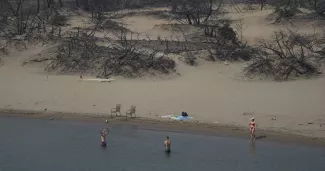 La Grèce offre une semaine de vacances aux touristes ayant pâti des incendies à Rhodes La Grèce offre une semaine de vacances aux touristes ayant pâti des incendies à Rhodes .