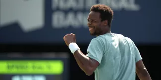 Masters de Toronto : Monfils s'offre Tsitsipas et vise une place en quarts de finale Gaël Monfils a battu Stefanos Tsitsipas en deux sets à Toronto. © Mert Alper Dervis / ANADOLU AGENCY / Anadolu Agency via AFP