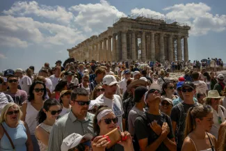 En Grèce, la croissance effrénée du tourisme ne fait pas que des heureux.