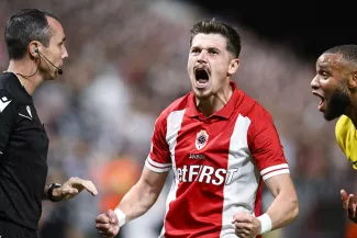 Ligue des Champions : En terminant à 10, l'Antwerp prend une option sur la qualification en battant l'AEK Athènes Ligue des Champions : En terminant à 10, l'Antwerp prend une option sur la qualification en battant l'AEK Athènes.