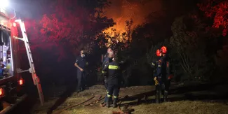 Grèce : des centaines de pompiers toujours mobilisés contre les incendies Les pompiers grecs sont encore rassemblés dans le nord-est du pays pour lutter contre les flammes meurtières. © AYHAN MEHMET / ANADOLU AGENCY / ANADOLU AGENCY VIA AFP