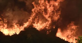 En Grèce, les pompiers luttent toujours contre les flammes En Grèce, les pompiers luttent toujours contre les flammes.
