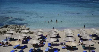 Arnaques et additions salées, l’été cauchemardesque des touristes à Mykonos Arnaques et additions salées, l’été cauchemardesque des touristes à Mykonos.