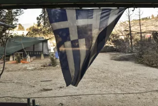 « La Grèce, longtemps montrée du doigt comme le mauvais élève de la zone euro, est en passe de rentrer dans le rang » « La Grèce, longtemps montrée du doigt comme le mauvais élève de la zone euro, est en passe de rentrer dans le rang ».