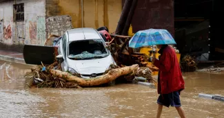 Au moins 12 morts en Turquie, Grèce et Bulgarie à la suite des inondations Une personne dans les rues inondées de Volos, en Grèce, le 6 septembre 2023. PHOTO Louisa Gouliamaki/REUTERS