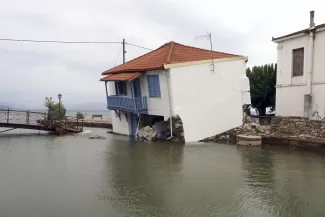 Des inondations en Grèce font dix morts, l'opération de sauvetage se poursuit Des inondations en Grèce font dix morts, l'opération de sauvetage se poursuit.