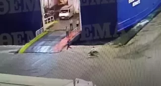 “Aucune lumière à l’horizon” : la Grèce indignée par la mort insensée d’un passager d’un ferry Antonis Karyotis court vers le ferry "Blue Horizon" dans le port du Pirée, quelques instants avant sa mort, le 5 septembre 2023. CAPTURE D'ÉCRAN YOUTUBE/DAILY TELEGRAPH