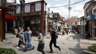 <p>La vie quotidienne dans le vieux bazar de Skopje, un jour après les élections législatives en Macédoine du Nord, le 9 mai 2024.