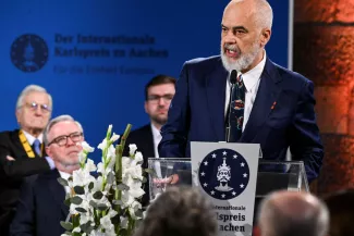 Le premier ministre albanais, Edi Rama, s’exprime lors de la cérémonie de remise du prix international Charlemagne 2024 à Aix-la-Chapelle, en Allemagne, le 9 mai 2024. JANA RODENBUSCH / REUTERS