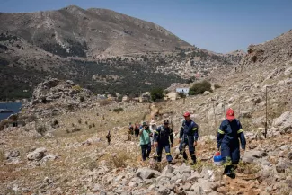 Symi, le 8 juin 2024. Des pompiers à la recherche de Michael Mosley, avant la découverte de son corps. MARIA PANORMA KONTOU / AFP