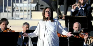 Nana Mouskouri chante les hymnes nationaux français et grec lors de la cérémonie de passation de la flamme olympique à Athènes, le 26 avril 2024. © Zuma / Zuma/ABACA