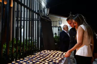 <p>Tslil et Binyamin, originaires d'Israël et survivants du 7-Octobre, devant une synagogue d'Athènes, à l'occasion du premier anniversaire de l'attaque du Hamas, le 7 octobre 2024.