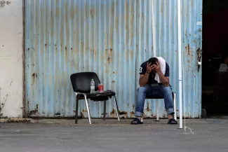 Un migrant secouru par les gardes-côtes, dans le port de Kalamata, en Grèce, en juin 2023. STELIOS MISINAS / REUTERS