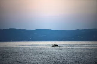 Des réfugiés et des migrants à bord d'un bateau gonflable se dirigent sur l'île grecque de Lesbos, le 2 mars 2020  -  ARIS MESSINIS - Grèce (AFP)
