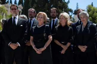 De gauche à droite, Pavlos, fils de l'ancien roi de Grèce Constantin II ; Nikolaos, fils de l'ancien roi de Grèce Constantin II ; l'ancienne reine Anne-Marie de Grèce ; Philippos, fils de l'ancien roi de Grèce Constantin II ; Marie-Chantal, épouse de Pavlos, et Olga, fille de Michel de Grèce, lors des funérailles de ce dernier, à Athènes, le 1ᵉʳ août 2024. MICHAEL VARAKLAS / AP