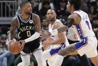 Damian Lillard (à gauche) a livré un dernier quart-temps de haute volée contre les 76ers. (M. McLoone/Reuters)