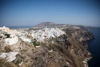 Le village d'Imerovigli, sur l'île grecque de Santorin, le 19 juillet 2024. ARIS OIKONOMOU / AFP