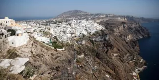Des dizaines de tremblements de terre de faible magnitude ont secoué l’île. Les secousses ne sont pas le résultat d’une activité volcanique mais d’une activité tectonique, selon l’agence de presse Athens News Agency.