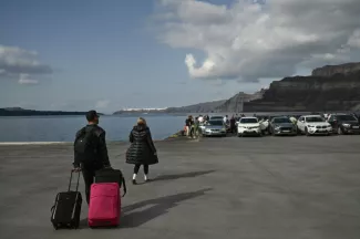 Plusieurs milliers d'habitants de Santorin ont quitté cette île mondialement connue de Grèce, frappée de nouveau lundi par des secousses sismiques, malgré les appels au calme du Premier ministre