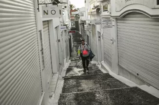 Un touriste dans une rue déserte de Fira, sur l'île grecque de Santorin, le 4 février 2025