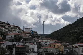 Une éolienne au-dessus du village de Petries, près d'Agii Apostoli, le 3 février 2022