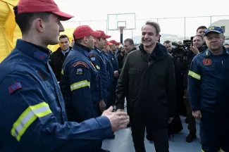 Le Premier ministre grec Kyriakos Mitsotakis, en déplacement vendredi à Santorin, a exclu un scénario catastrophe pour cette île touristique en proie à une intense activité sismique, un phénomène inédit qui n'a fait ni victime ni dégât jusqu'ici